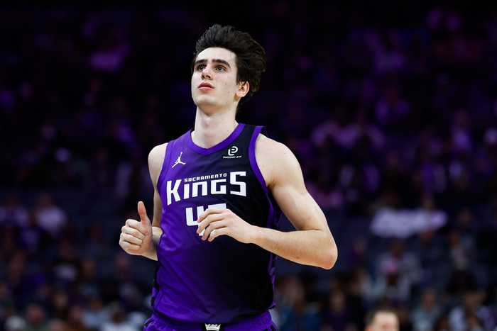 好好练级！42号秀雷诺9中5拿10分13板2助&4前场板 正负值+10