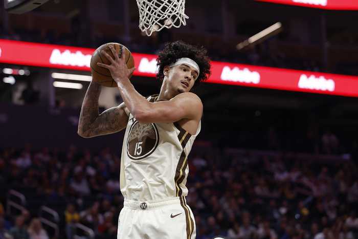 桑托斯近4战场均16.5分6.5板4.3助1.5断1帽 命中率58.5/50/90%