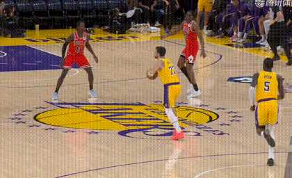 詹姆斯劈扣助湖人逆转公牛10分落后